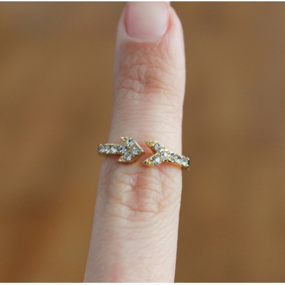 New in Box. JewelryStorm Endless Arrow Ring
